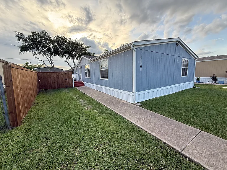 11101 E Sunset Dr — Photo 1