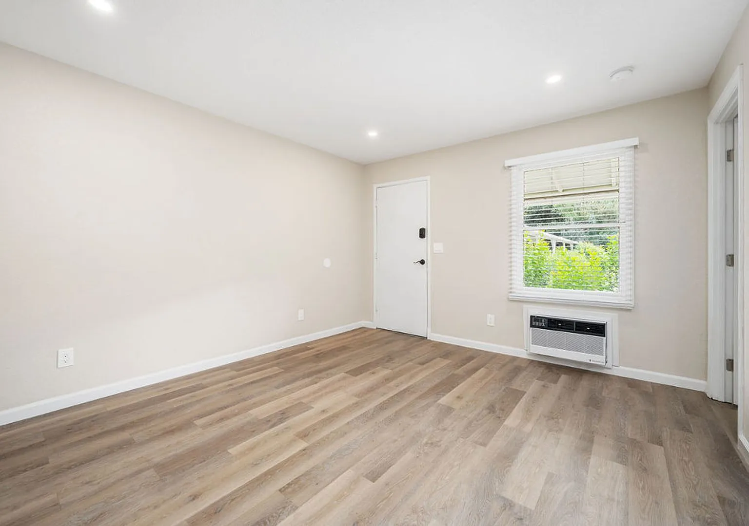5480 Capistrano — Photo 3