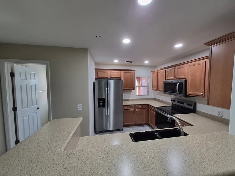 8666 Majestic Elm Ct — Photo 4