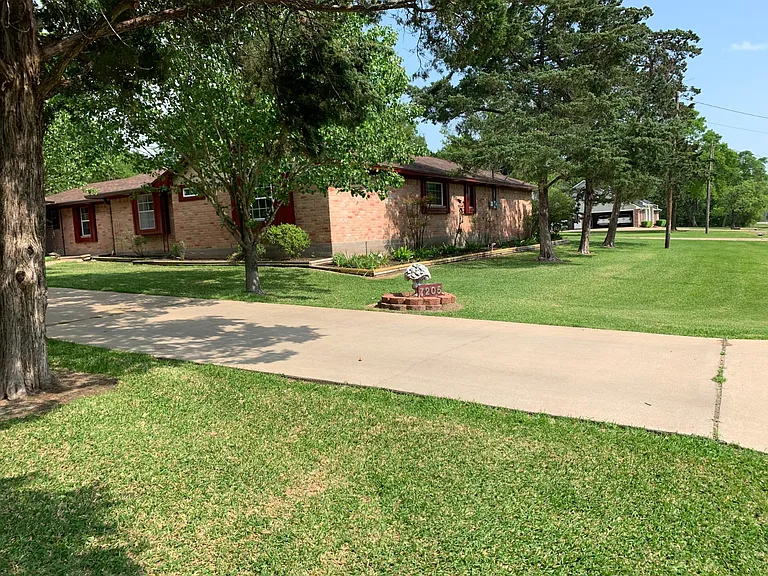 7205 Wood Oaks Dr — Photo 1