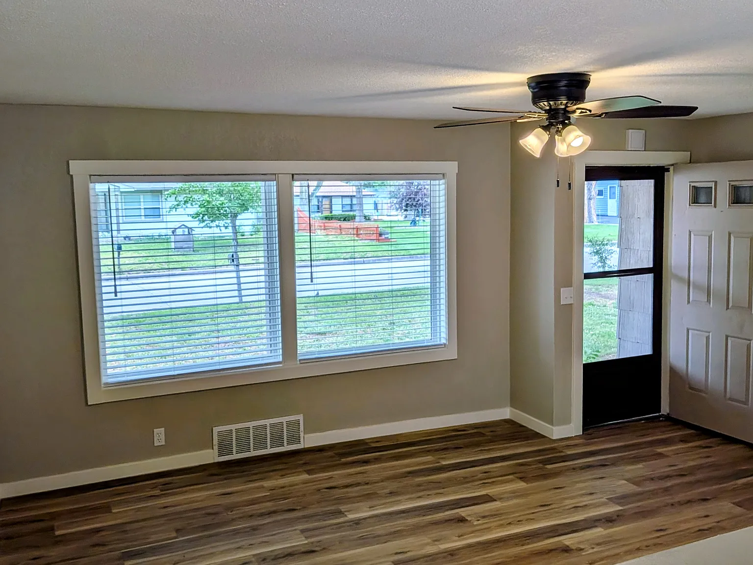 3 bed, 1075 sqft, $1,650 — Photo 3