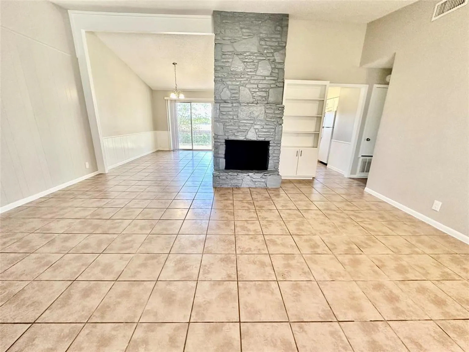 3 bed, 2.0 bath, 1310 sqft, $1,875 — Photo 3