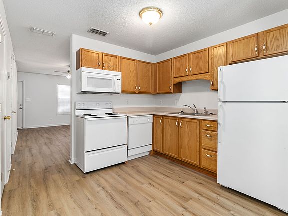 3rd image of 1850 Waters Edge Dr APT A