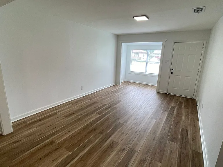 1033 Healy St — Photo 5