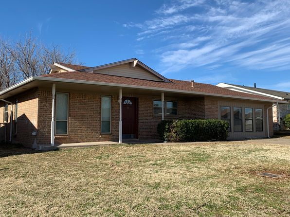 805 SE Brigadoon Way