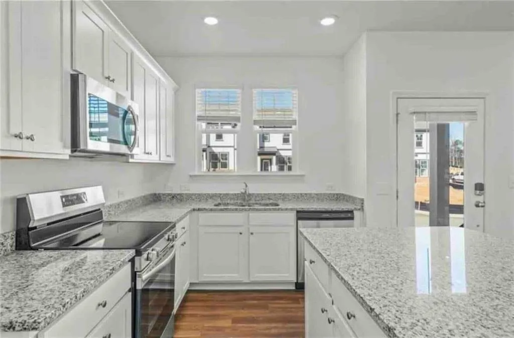 3 bed, 2.5 bath, 1426 sqft, $1,800 — Photo 3
