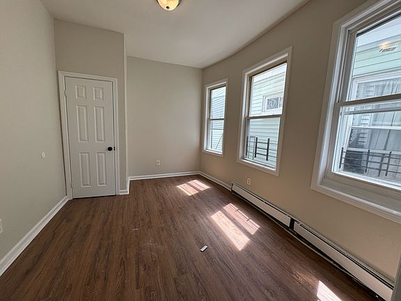 3rd image of 142 Johnson Ave #33L
