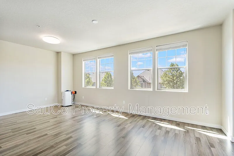 3 bed, 2.0 bath, 1342 sqft, $2,445 — Photo 4