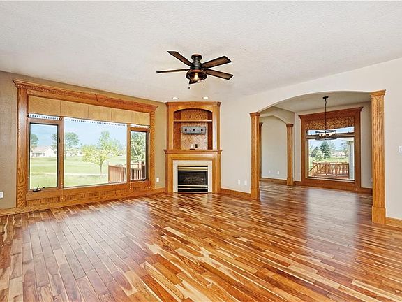 2nd image of 212 NE Eaglewood Dr