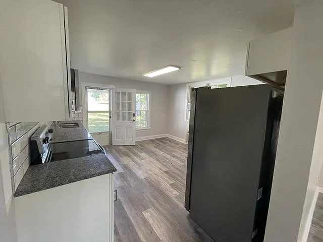 122 E Scott St — Photo 11
