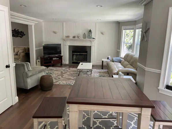 https://photos.zillowstatic.com/fp/453e8dc78c3327f925540d6ad55c05a8-p_e.webp