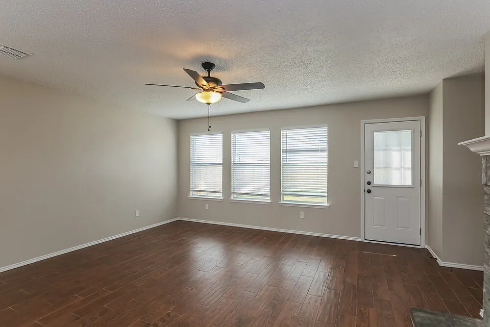 3 bed, 2.0 bath, 1593 sqft, $2,080 — Photo 3