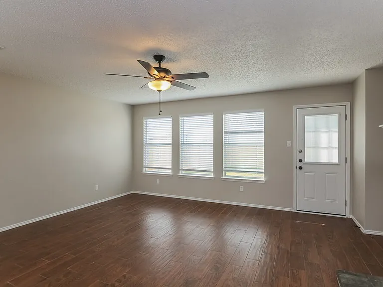 2813 McIntosh Ct — Photo 3