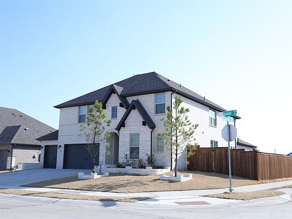3rd image of 909 Bluebell St