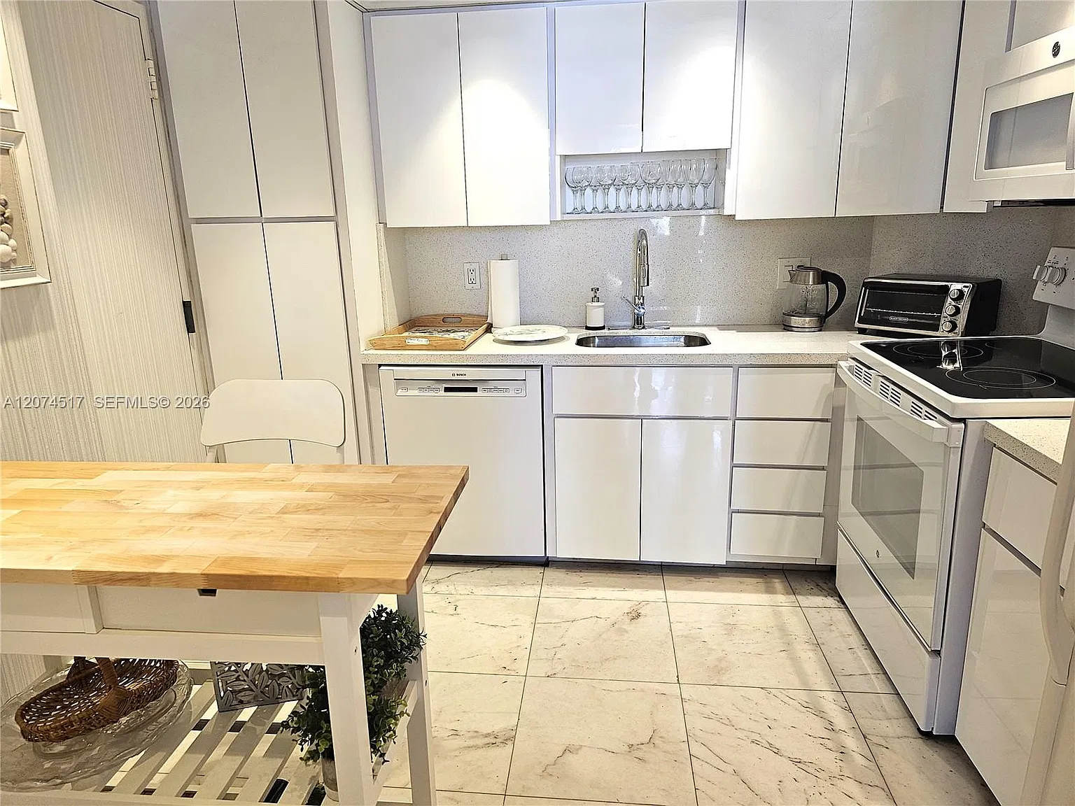 Hemispheres Condo — Photo 4