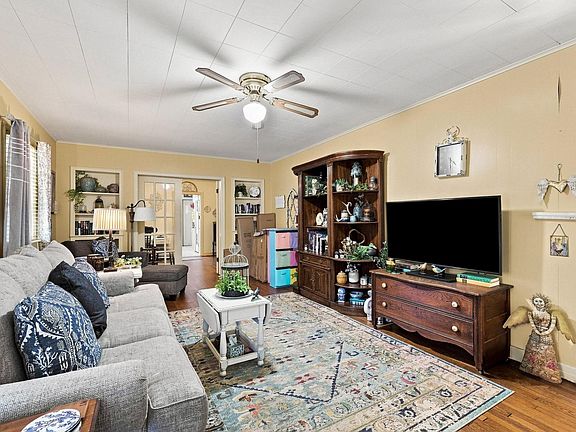 5th image of 1231 W Sears St