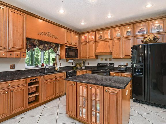 3rd image of 2480 Turnberry Dr