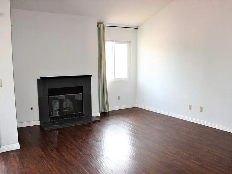 11349 Avenida De Los Lobos #C — Photo 3