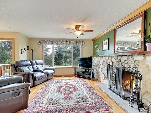 4th image of 418 104th Avenue Ct E