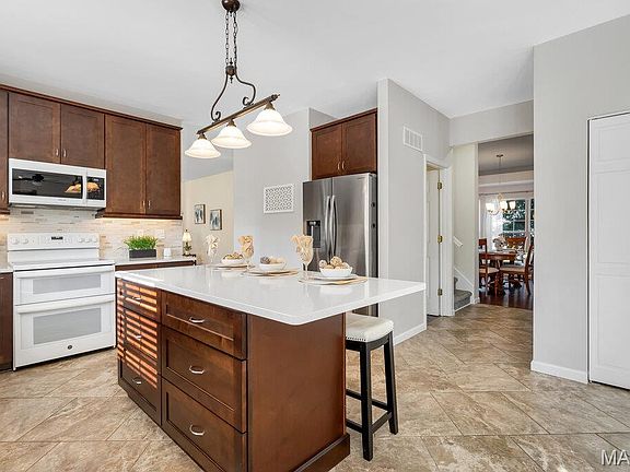 5th image of 826 Summit Glen Ct