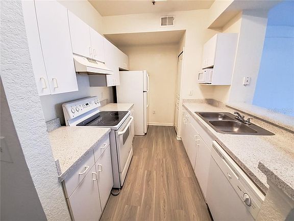 5th image of 17101 Carrington Park Dr APT 403