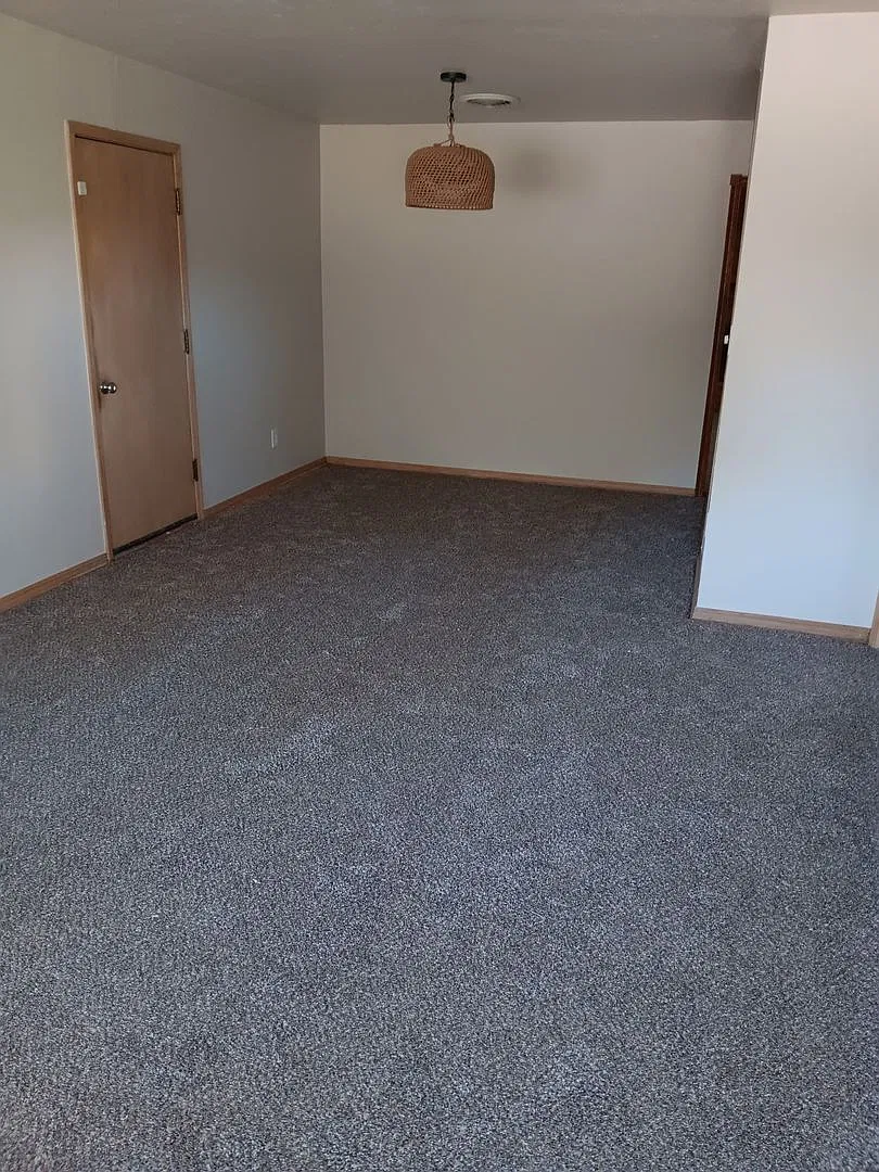 Clean 3 bed 2 bath brick home with garage and shop for lease — Photo 3