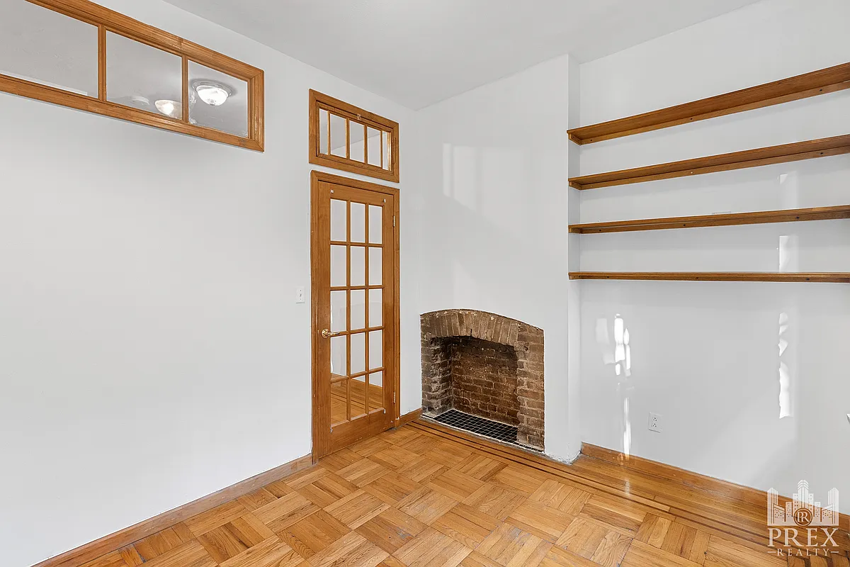 Building Photo - 418 E 9th St #2A