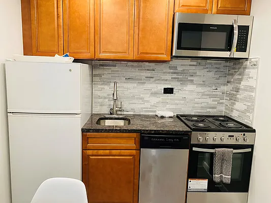 Rented by Manhattan Management Group | media 20