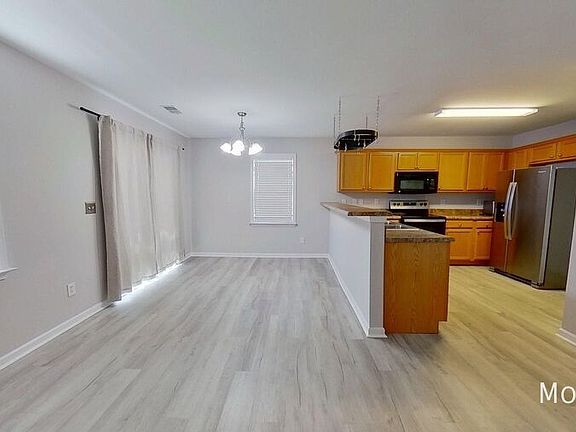 3rd image of 1347 Parkland Way