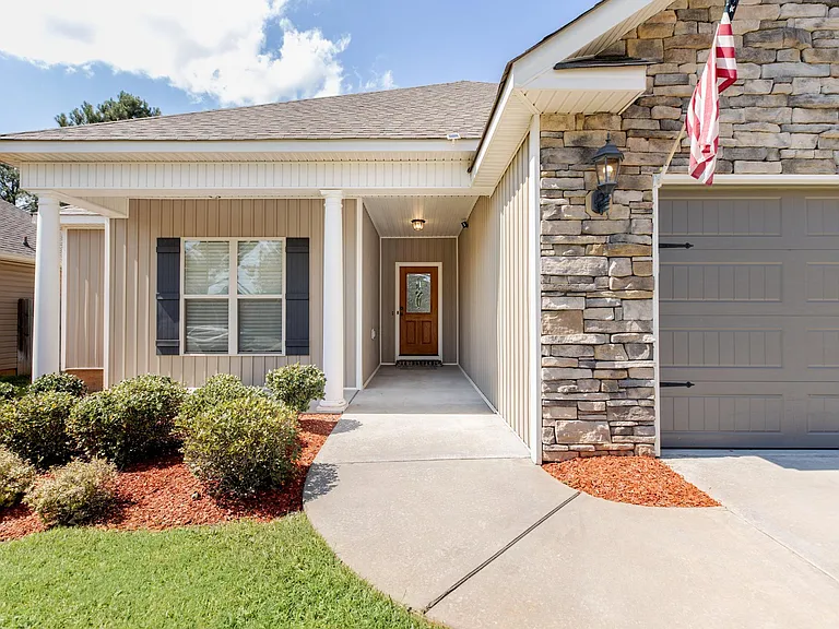 Beautiful front yard w/2 car garage access