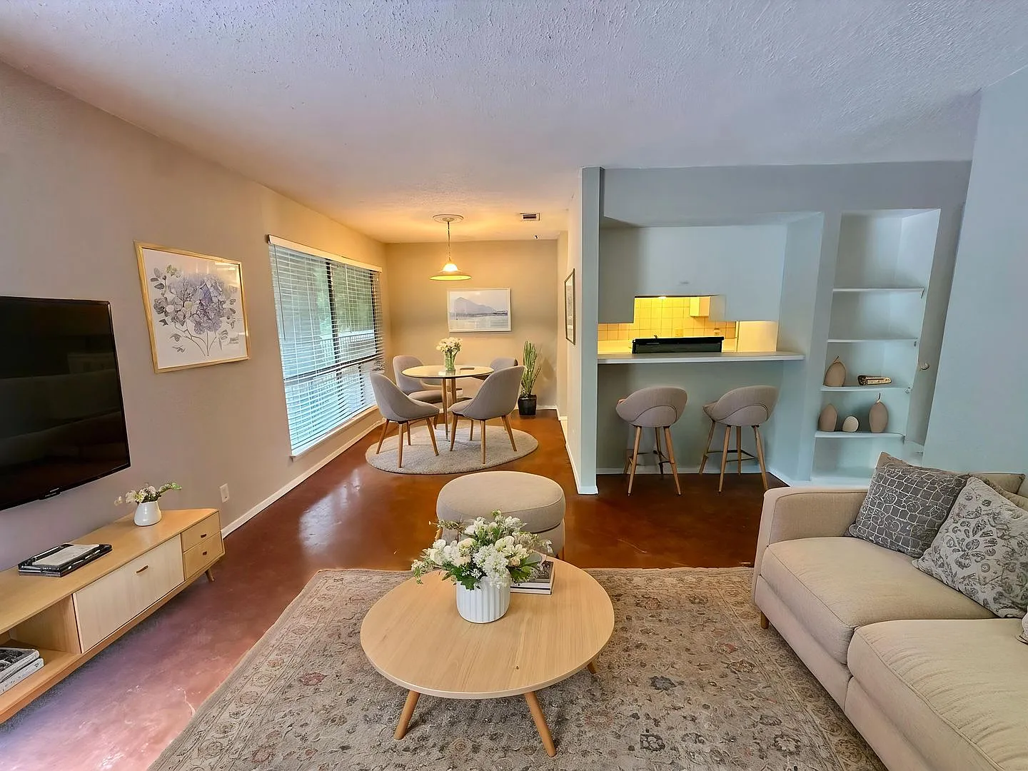 500 E Riverside Dr — Photo 1