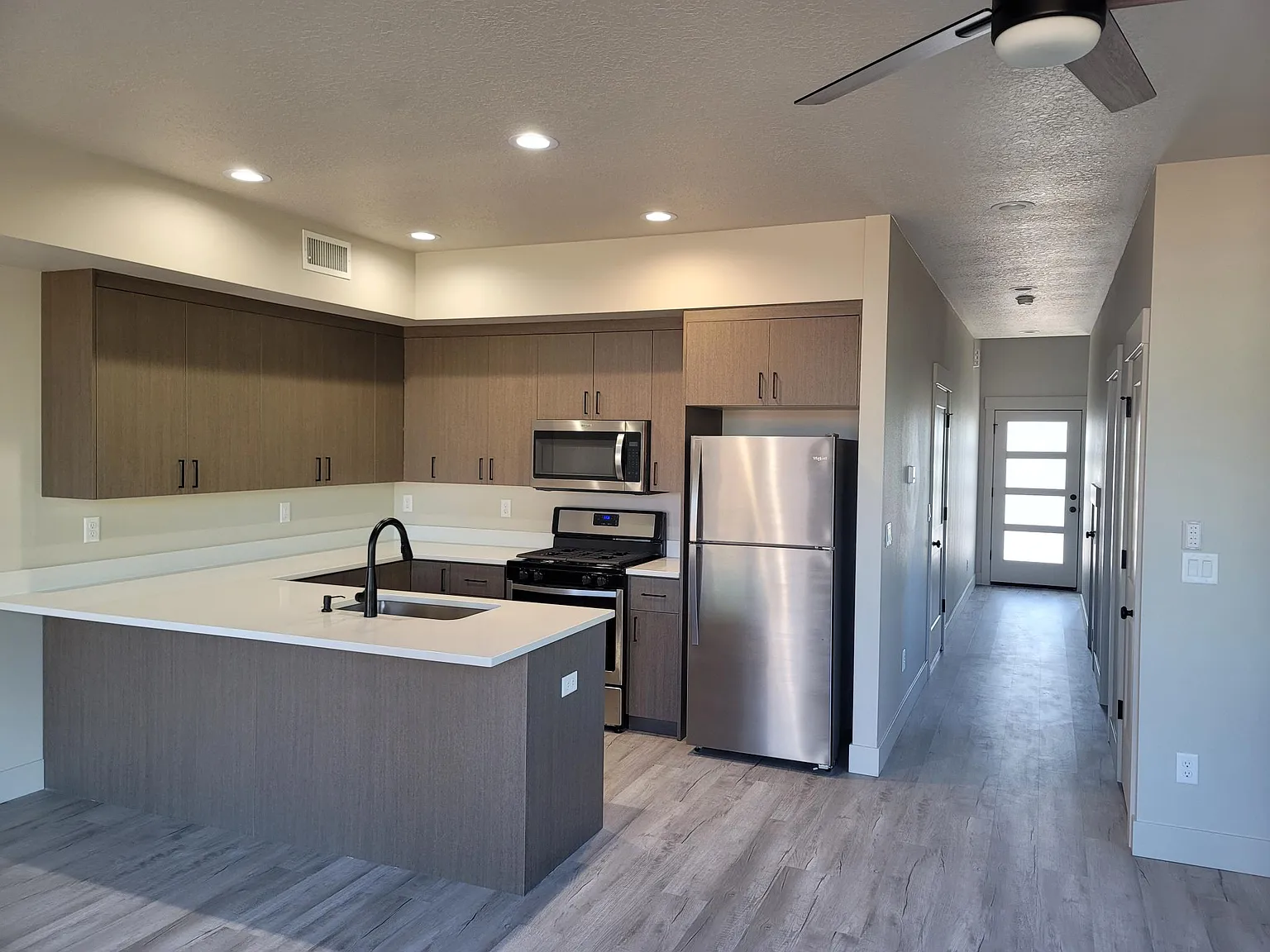 3 bed, 2.5 bath, 1281 sqft, $2,300 — Photo 3