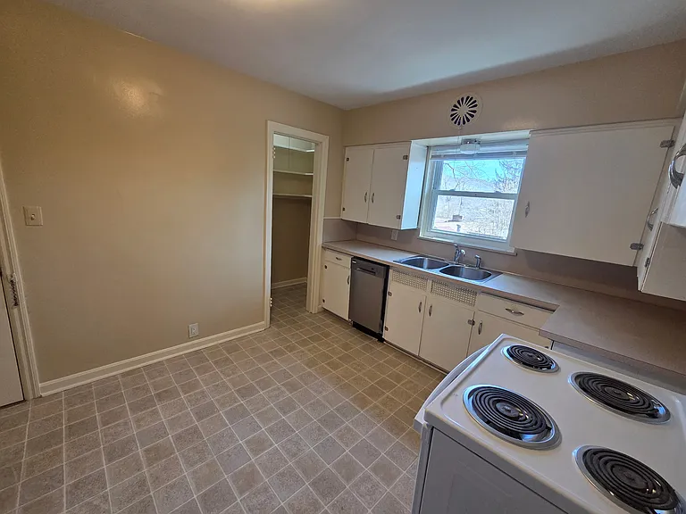 11 Shorewood Dr — Photo 8