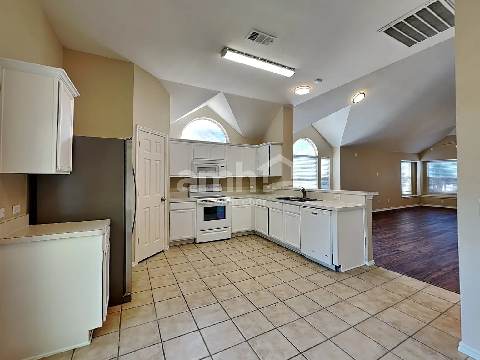 3 bed, 2.0 bath, 2021 sqft, $2,400 — Photo 3