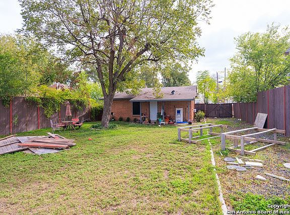 5th image of 219 Sandmeyer St