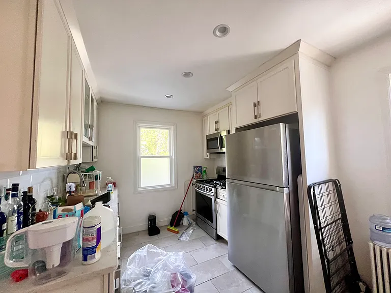 555 Davis Ave #2 — Photo 4