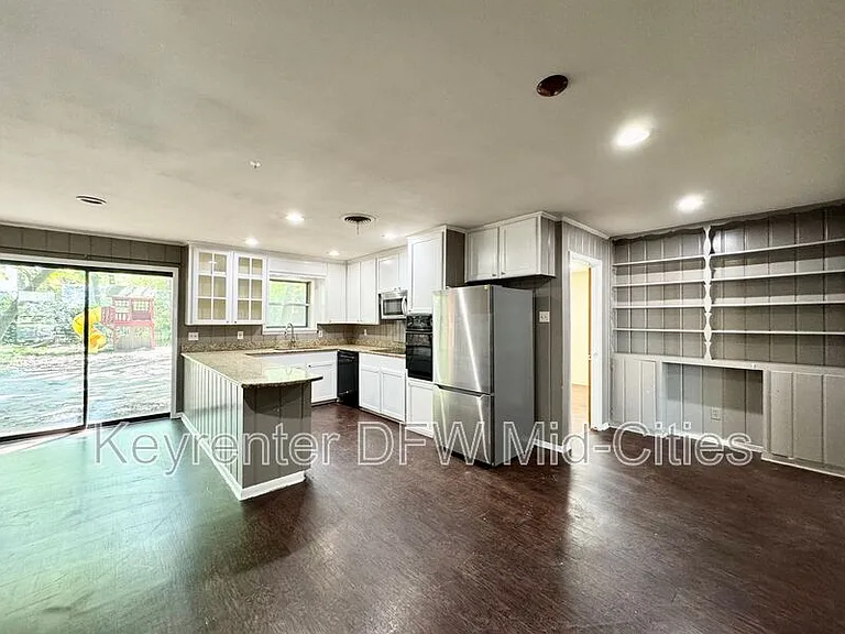 313 Robinhood Dr — Photo 7