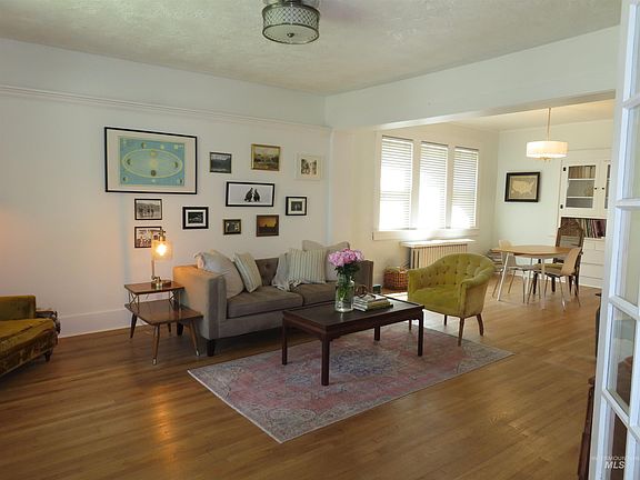 4th image of 154 E 10th St