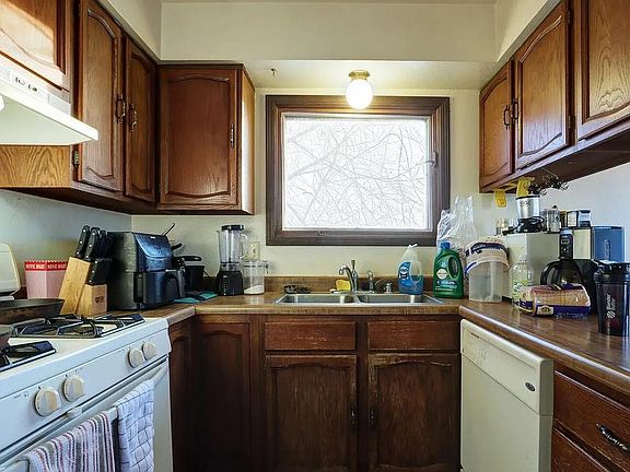 Kitchen - Gas 5-burner stove/oven