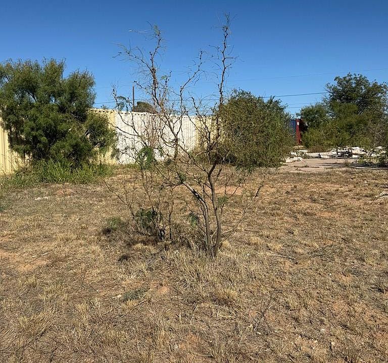 2nd image of 208 N Avenue U