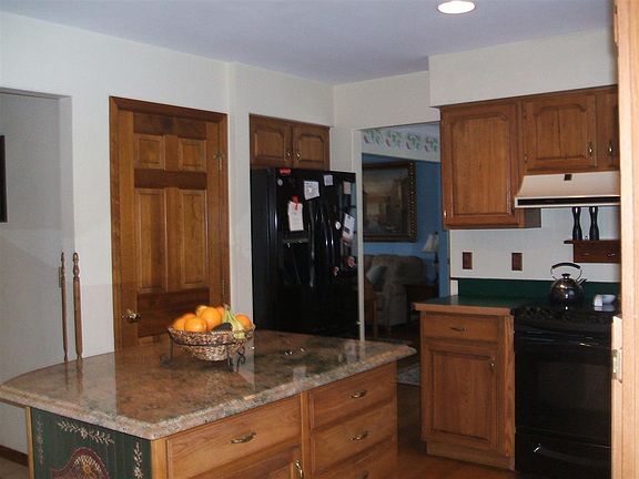 3rd image of 35 Berkshire Dr W