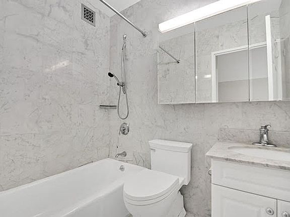 4th image of 30 W 63rd St APT 7O