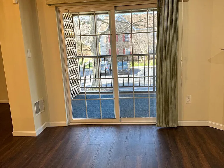 168 Valley Greene Cir #168 — Photo 6
