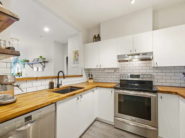 580 12th St #209, New Westminster, BC V3M 4H9