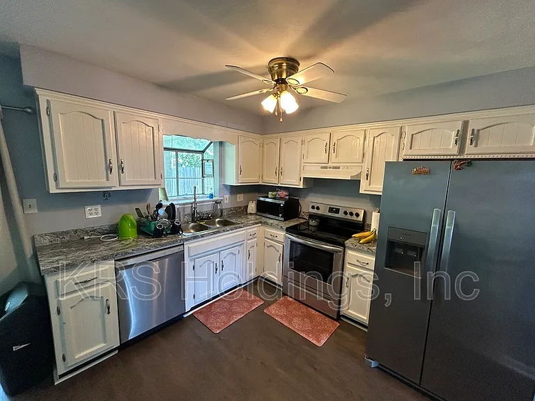 1652 Fairfax Dr — Photo 6
