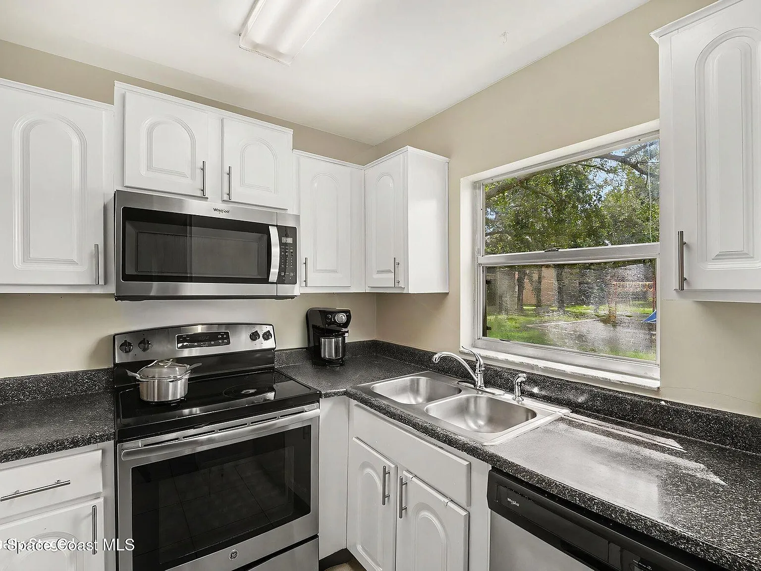 2 bed, 2.0 bath, 1037 sqft, $1,695 — Photo 3