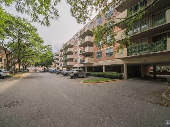 100 Grand Cove Way APT 2E, Edgewater, NJ 07020