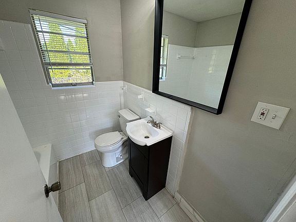 4th image of 306 N Jackson St #12