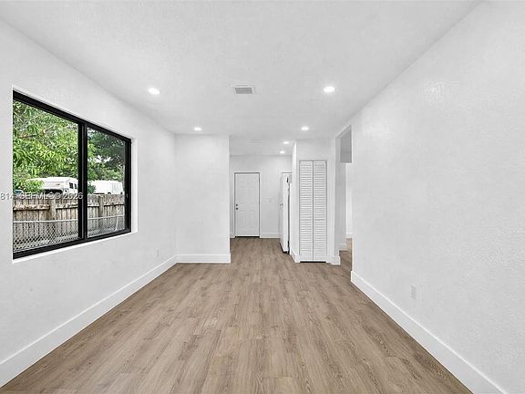 4th image of 2919 NW 92nd St #R