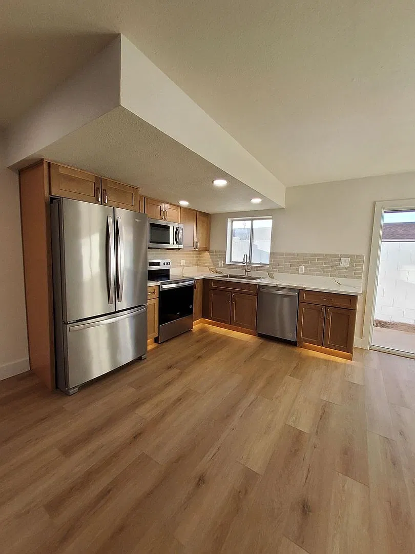 5040 N 18th Ave — Photo 2